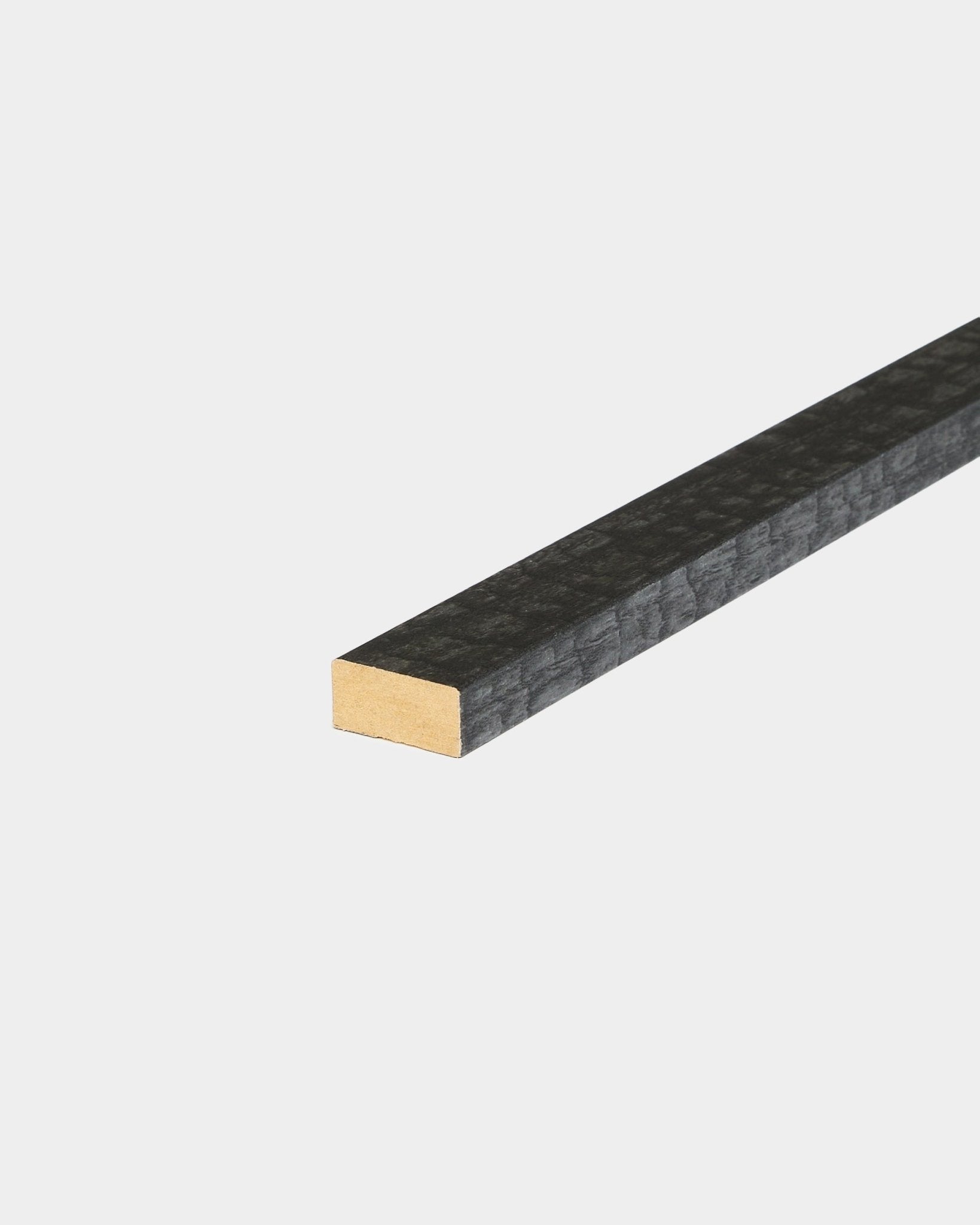 WoodUpp Akupanel-tilbehør – Lamella charcoal-spile, 240 cm; laget for kantavslutning eller utskifting av spiler på lyse bakgrunner i nordiske akustikkpaneler.